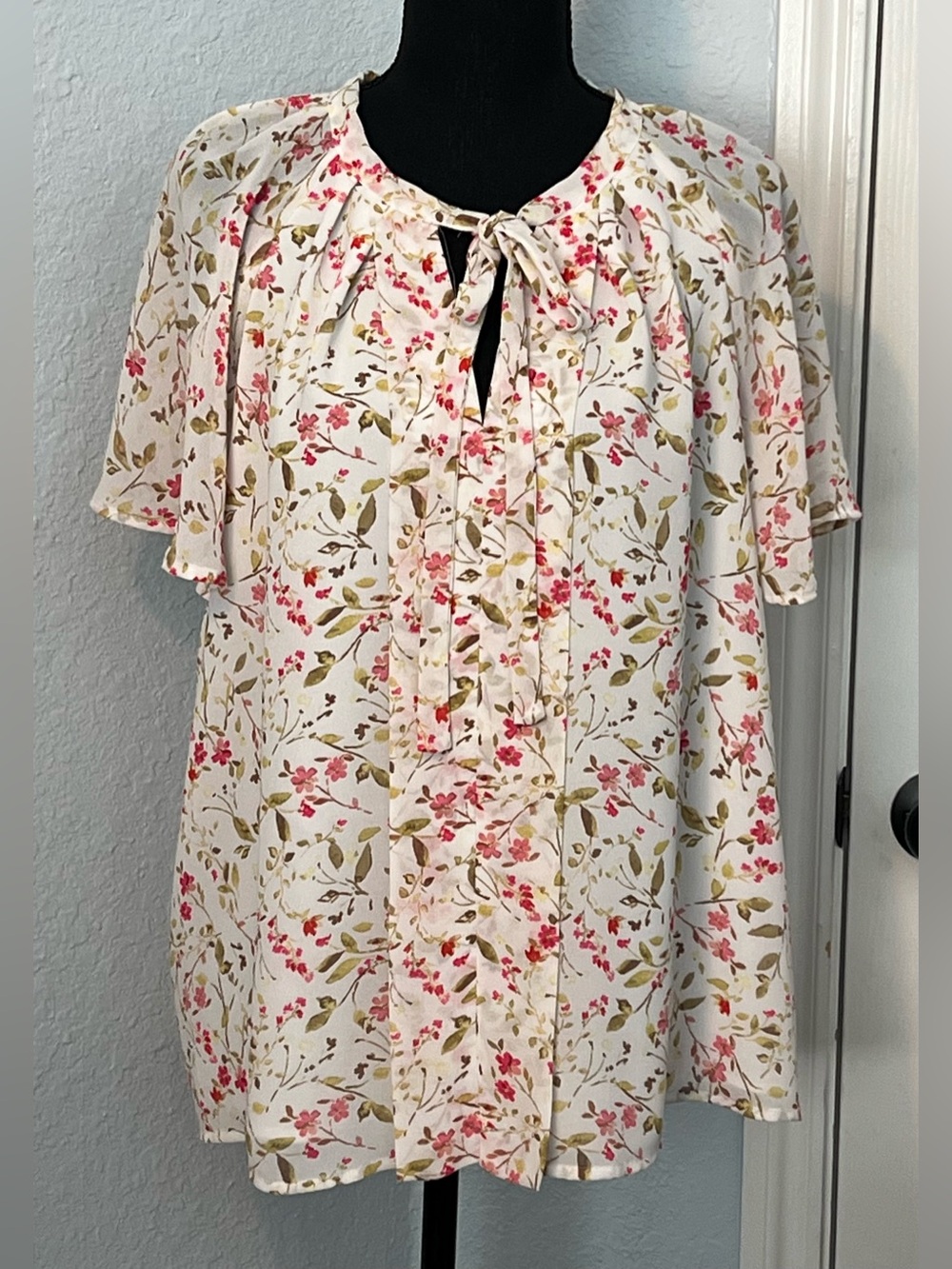 CeCe Sheer Overlay Tie-Neck Blouse Cream Floral with Pink & Olive Accents EUC